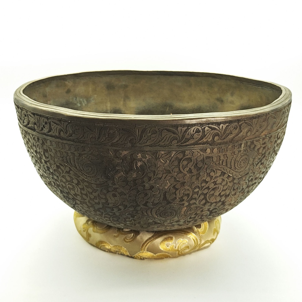 [SGP-056] KASA Lingam Jhumka Hand-Carving Hammered Singing Bowl "White Conch Shell" - E3 (28 cm, 3.1 kg)