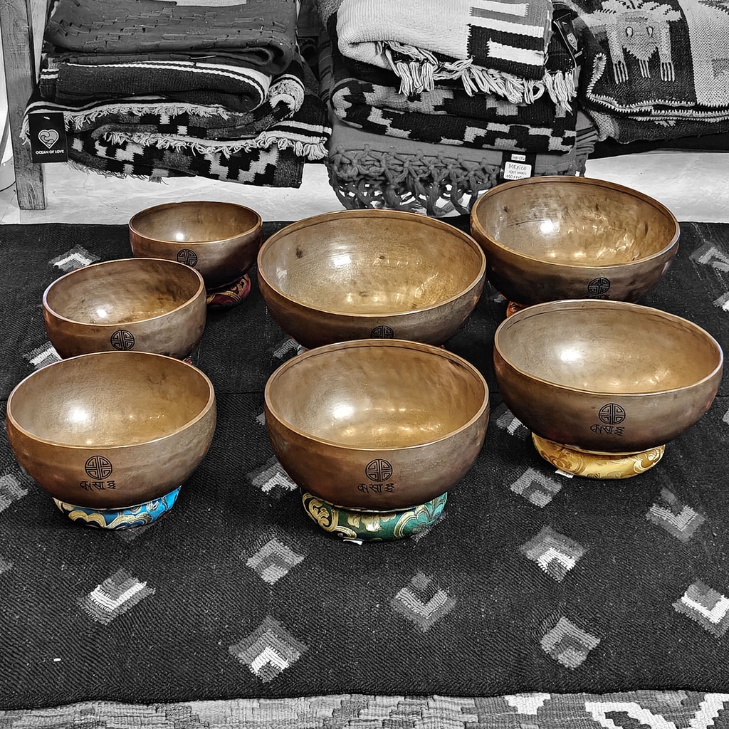 [FMS-002] PERFECT FIT Fullmoon Santa Kasa Hammered Singing Bowls Chakra Set (7 bowls) (17-25 cm, 10 kg)