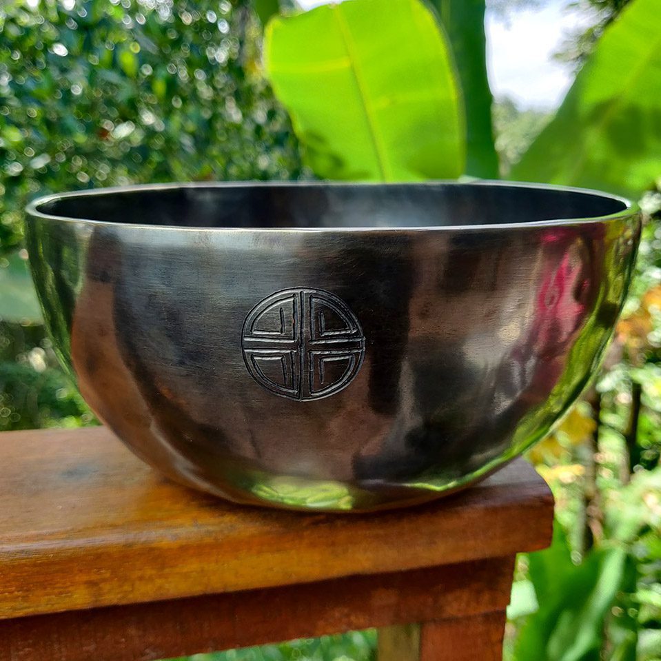 [FMH-209] Fullmoon Black Hammered Singing Bowl - D#3 (23 cm, 1.7 kg)
