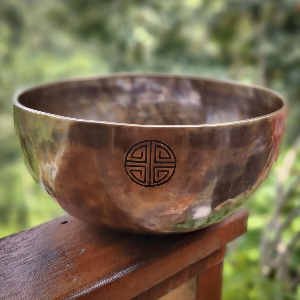 [FMH-176] Fullmoon Tiger Eye Hammered Singing Bowl - F3 (21 cm, 1.3 kg)